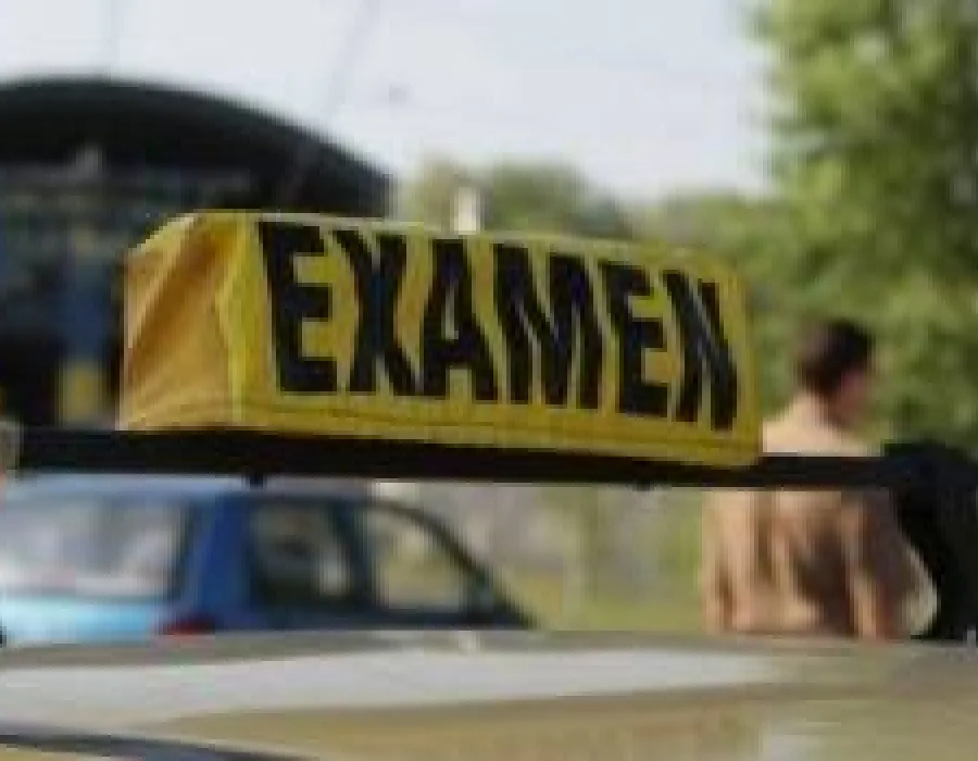 Foto Cei care vor să obţină permisul auto pot da o singură dată proba teoretică, dar de mai multe ori proba practică, potrivit unui nou act normativ