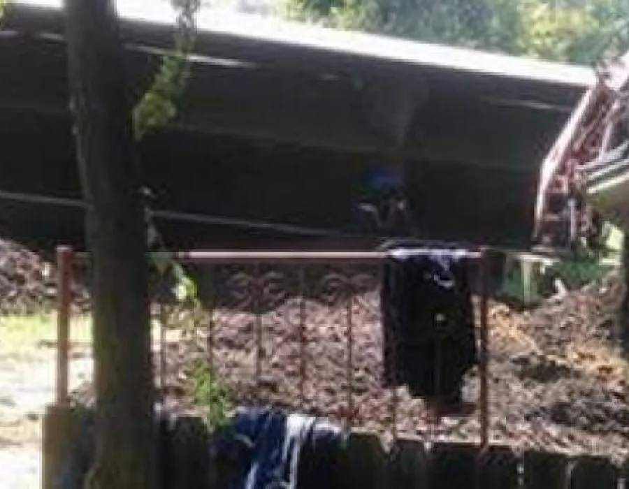 Foto Un vagon cu cărbune a deraiat şi s-a RĂSTURNAT în curtea unui gorjean