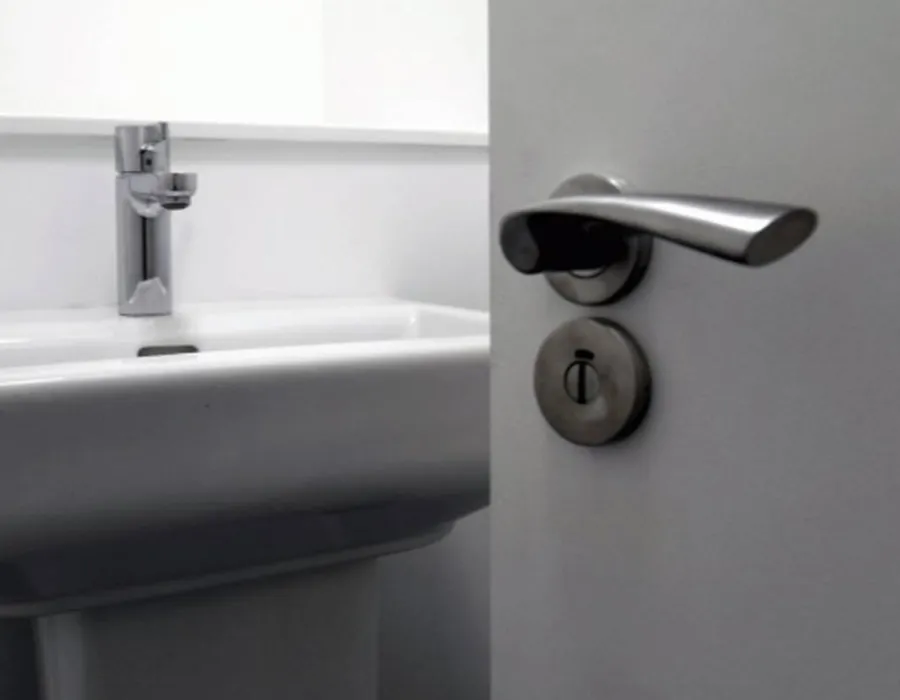 Foto Râsu' plânsu': Recepţioneră lovită de un client supărat că nu a nimerit ieşirea de la toaletă