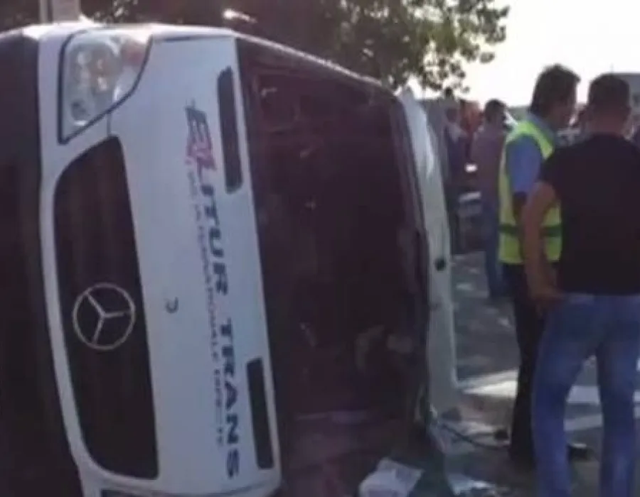 Foto VIDEO / Microbuz cu pasageri, implicat într-un ACCIDENT între Slatina şi Craiova. Un mort şi 14 persoane rănite