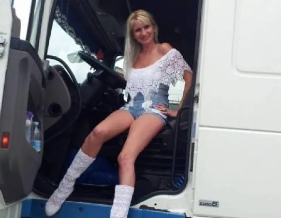 Foto Românca sexy de la volanul unui TIR. Toţi poliţiştii rămân uimţi când îi cer documentele