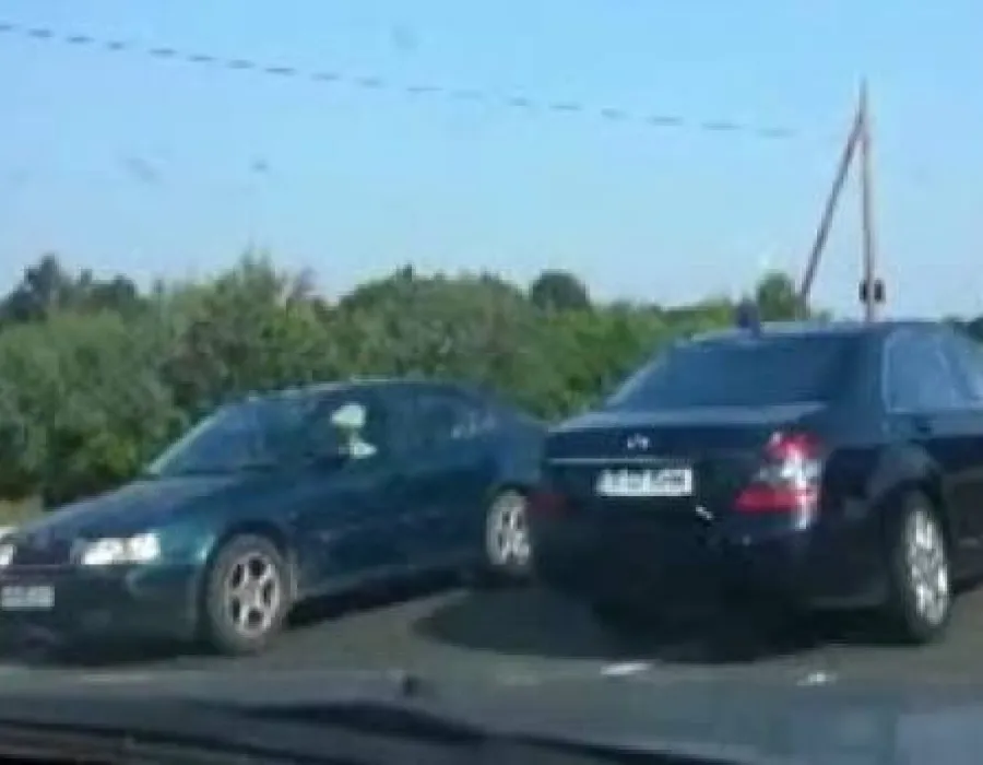 Foto Coloana oficială a lui Iohannis, filmată pe Valea Oltului. Şoferii traşi pe dreapta din cauza preşedintelui