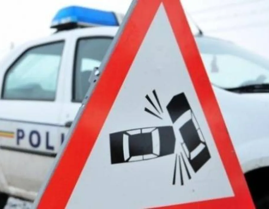Foto Accident între două autoutilitare, un autoturism şi o motocicletă. Patru persoane au fost RĂNITE
