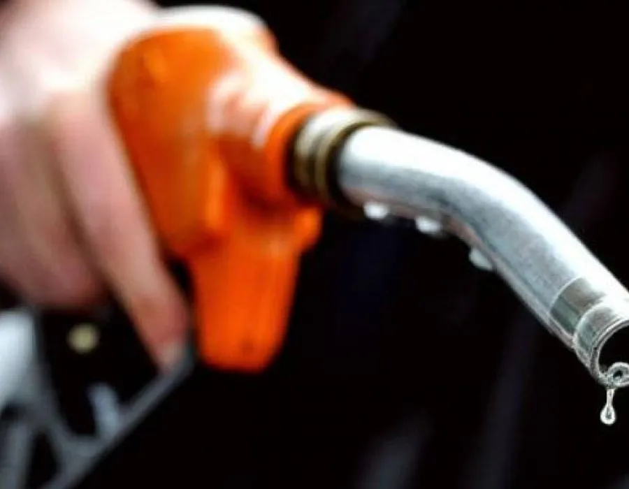 Foto Benzina şi motorina, sub 5 lei pe litru, după reducerea TVA