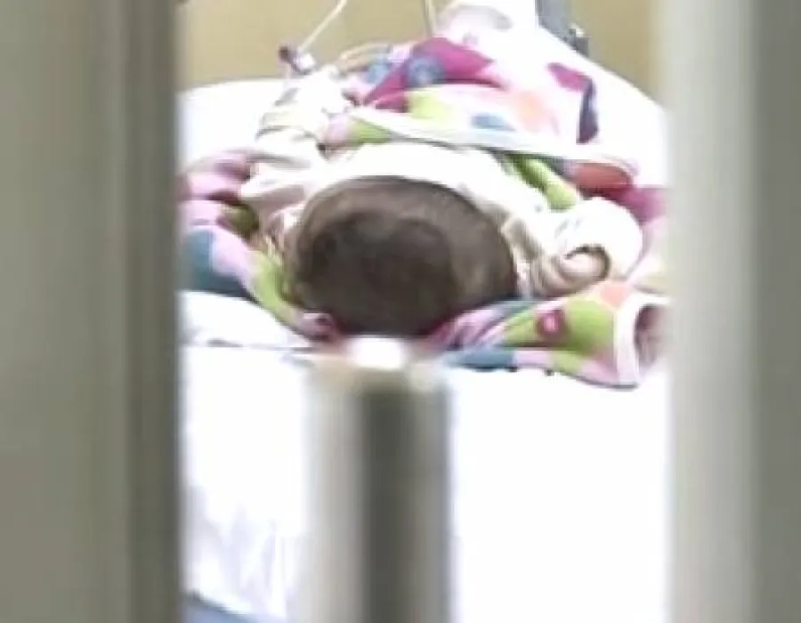 Foto Bebeluş de două luni, în STARE GRAVĂ după ce a fost bătut de mamă