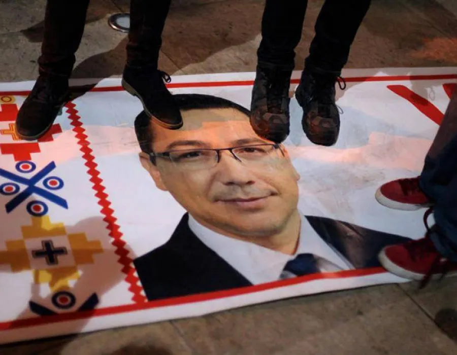 Foto Ce trebuie să faci în România ca să te compromiţi public?