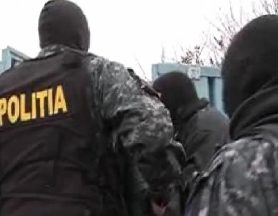 Foto Percheziţii de amploare la mai multe secţii de poliţie. Agenţi acuzaţi că fac parte dintr-o reţea mafiotă