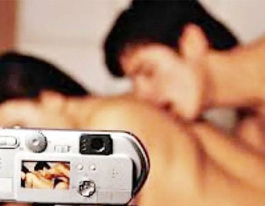 Foto TÂNĂRĂ din VÂLCEA, şantajată cu un FILMULEŢ PORNO pentru o PARTIDĂ DE SEX