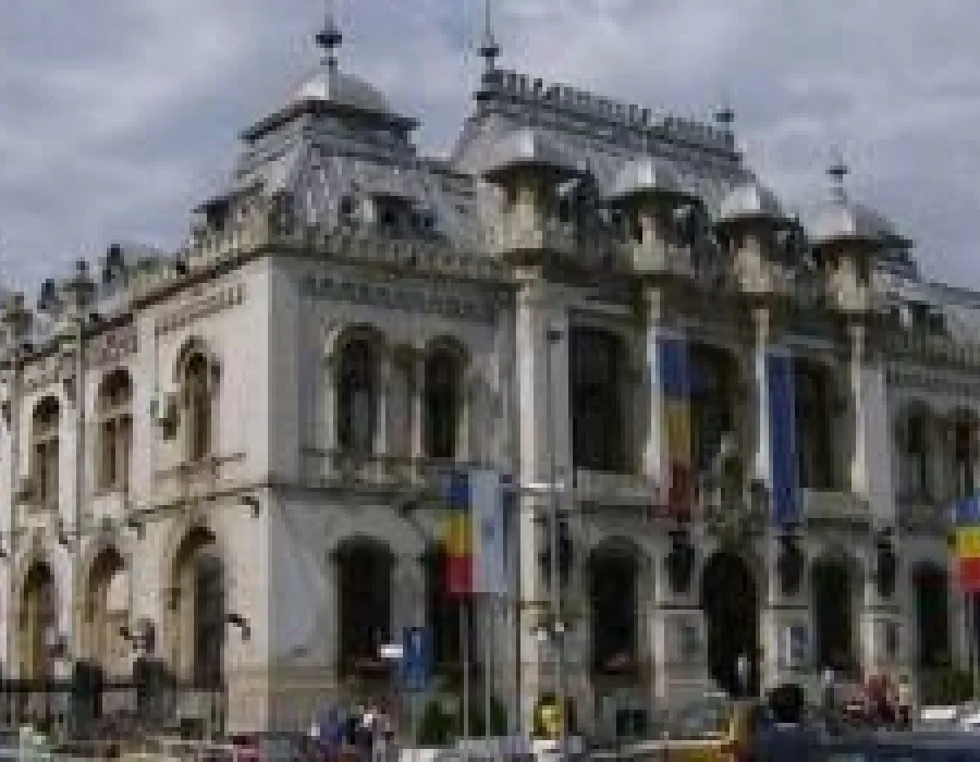 Foto Primăria orașului are pereții crăpați și tavanul spart. Reabilitarea clădirii întârzie din lipsa fondurilor și a unui spațiu în care angajații să fie mutați