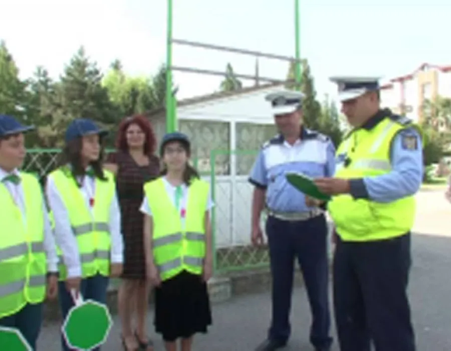 Foto Patrula scolara, modalitatea prin care elevii din Slatina dirijeaza circulatia langa scoli: "E o initiativa foarte buna"