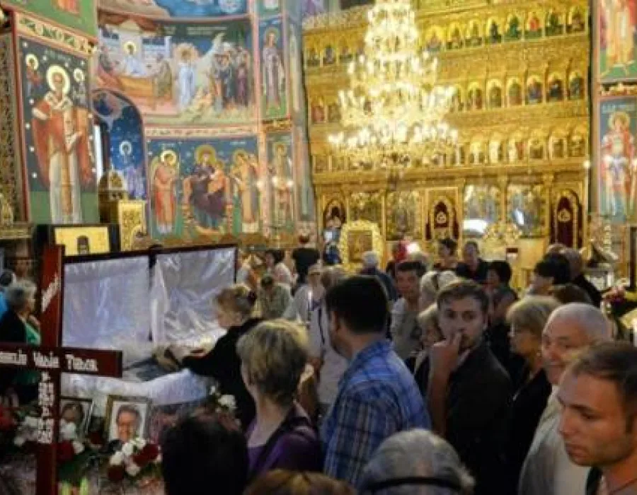 Foto Mii de oameni au trecut pe la sicriul lui Corneliu Vadim Tudor