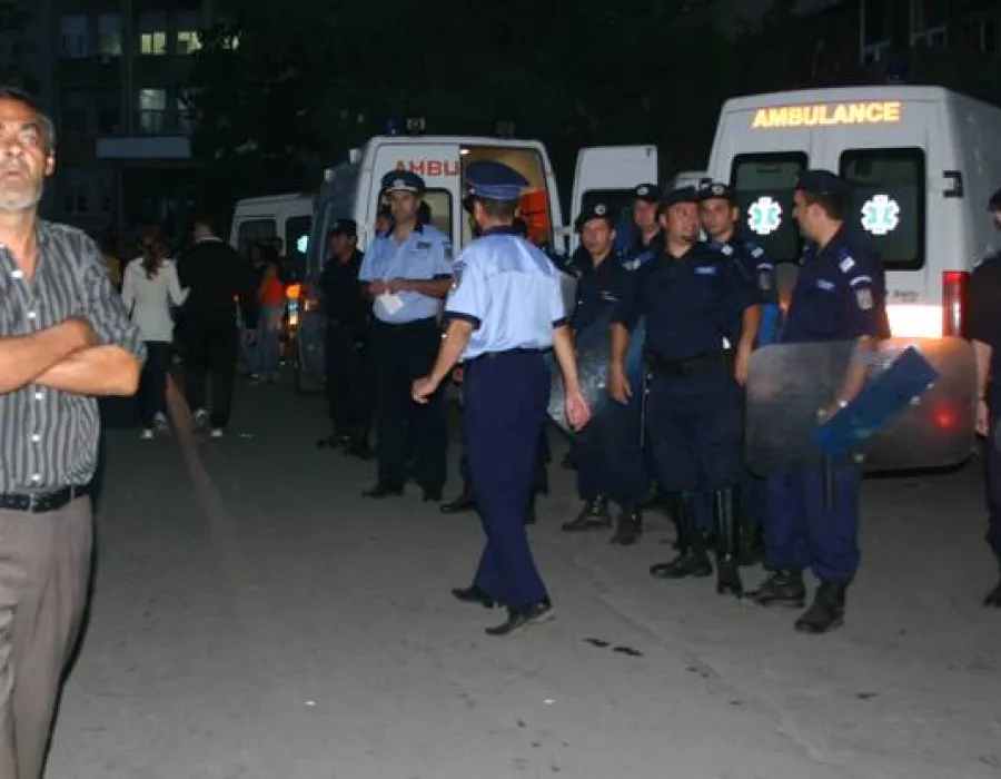 Foto Scandal cu baionete şi scânduri rupte din garduri