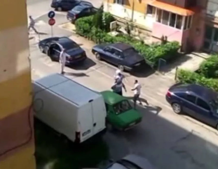 Foto VIDEO / Un şmecher cu BMW s-a luat la bătaie cu doi poliţişti, pentru că nu a fost lăsat să parcheze într-o zonă cu circulaţia închisă. Ce sentinţă a primit pentru gestul său