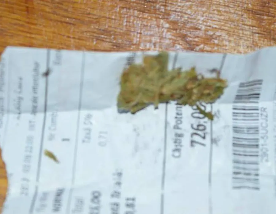 Foto Un tânăr din SEVERIN, depistat în timp ce fuma un JOINT