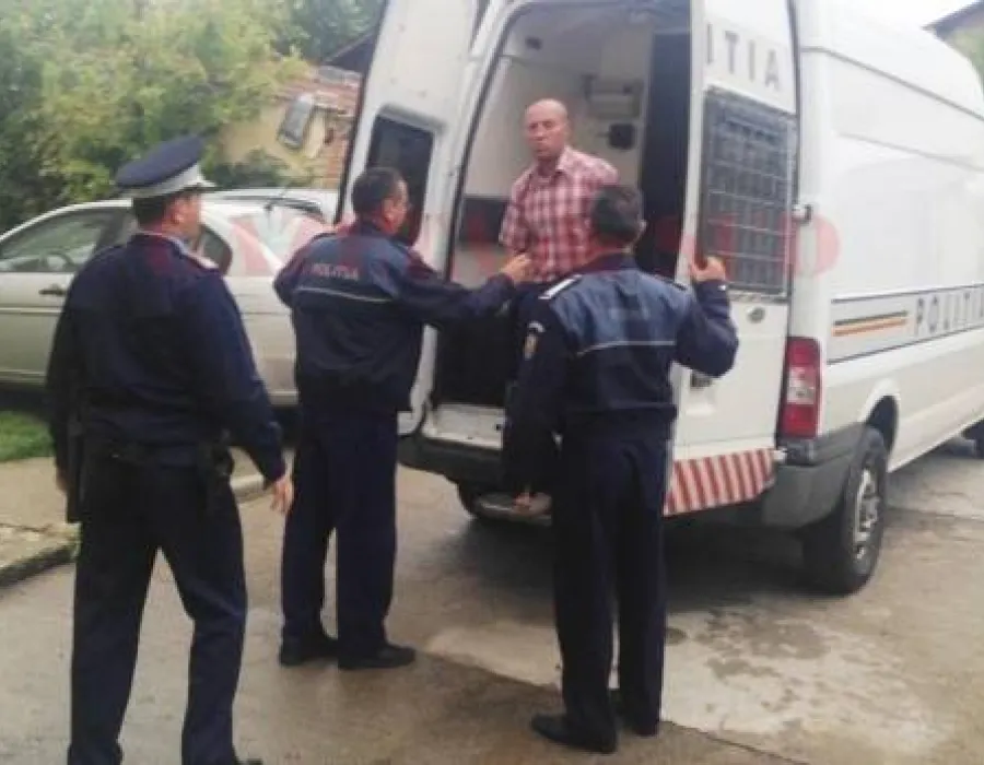 Foto Un bărbat din Dolj, arestat după ce a incendiat casa celui la care se mutase fosta soţie