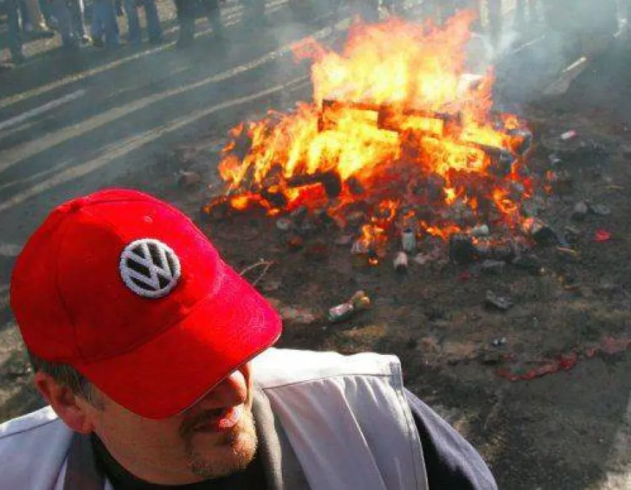 Foto PAGUBĂ COLOSALĂ. CÂT ar putea să PLĂTEASCĂ Volskwagen din cauza scandalului "DIESELGATE": Aproape DE DOUĂ ORI valoarea companiei pe bursă!