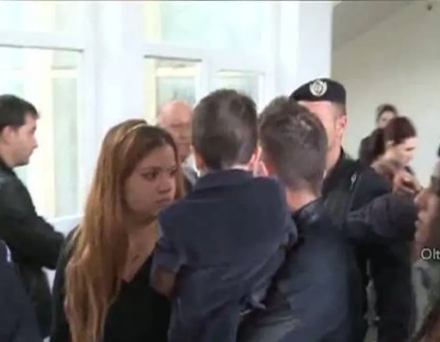 Foto VIDEO / Copil de doi ani luat din BRAŢELE tatălui de JANDARMI în Olt
