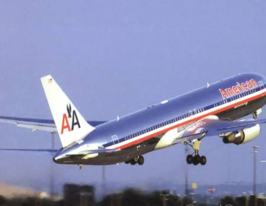 Foto Panica la bordul unui avion al companiei American Airlines, cu 147 de pasageri la bord. Pilotul a murit in timpul zborului