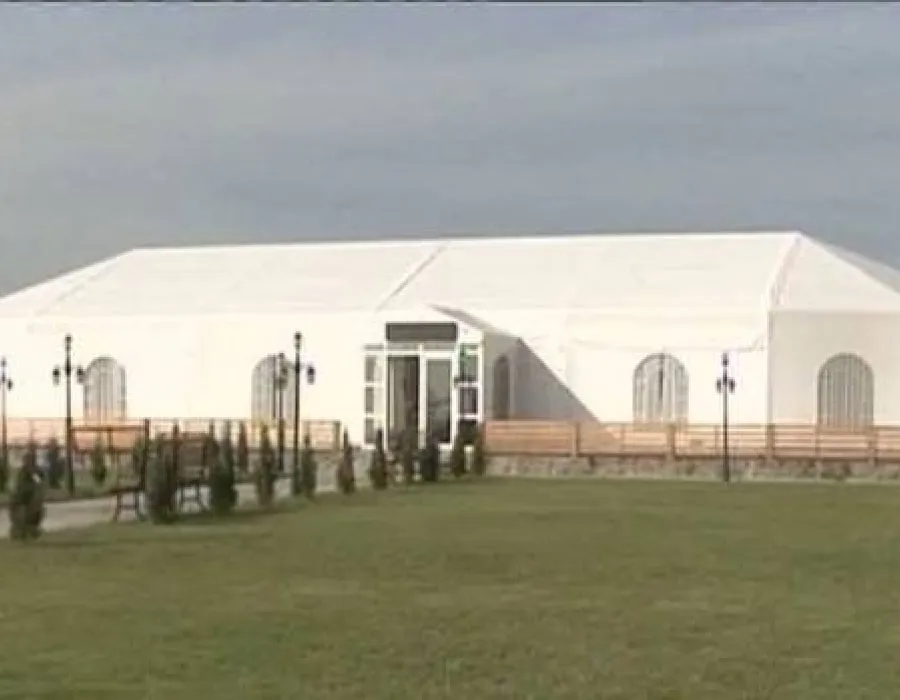 Foto VIDEO / O primărie din Olt a făcut cort de nunţi pe bani europeni