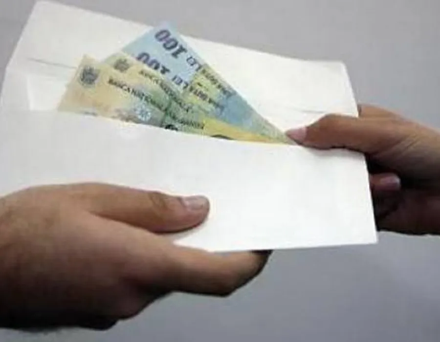 Foto Şmecherul cu BMW care a încercat să mituiască un poliţist, condamnat la închisoare