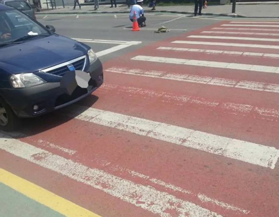 Foto Bătrână de 70 de ani, accidentată pe trecerea de pietoni