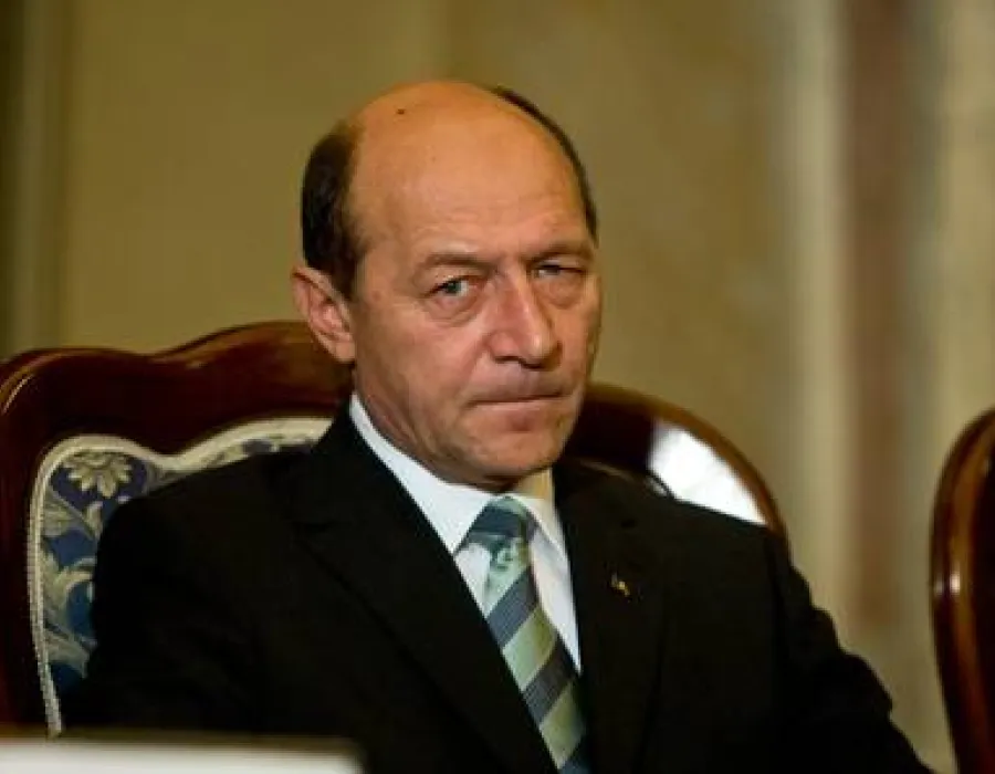 Foto Băsescu, cu ameninţarea dosarelor deasupra capului