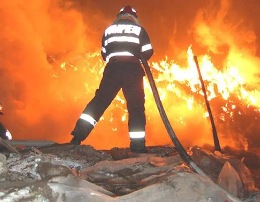 Foto Casa fostului sef al Serviciului de Investigare a Fraudelor din Gorj, facuta scrum. De la ce au pornit flacarile