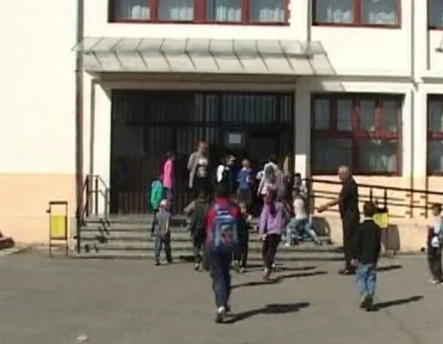 Foto Elevă înjunghiată în curtea şcolii de fostul iubit. Băiatul a vrut să-i taie gâtul cu un cuţit