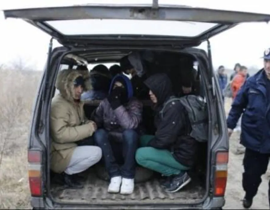 Foto 31 de migranţi într-un camion înmatriculat în România, prinşi în Bulgaria