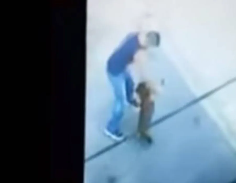 Foto VIDEO / Cruzime dusă la extrem, câine batut de propriul stăpân