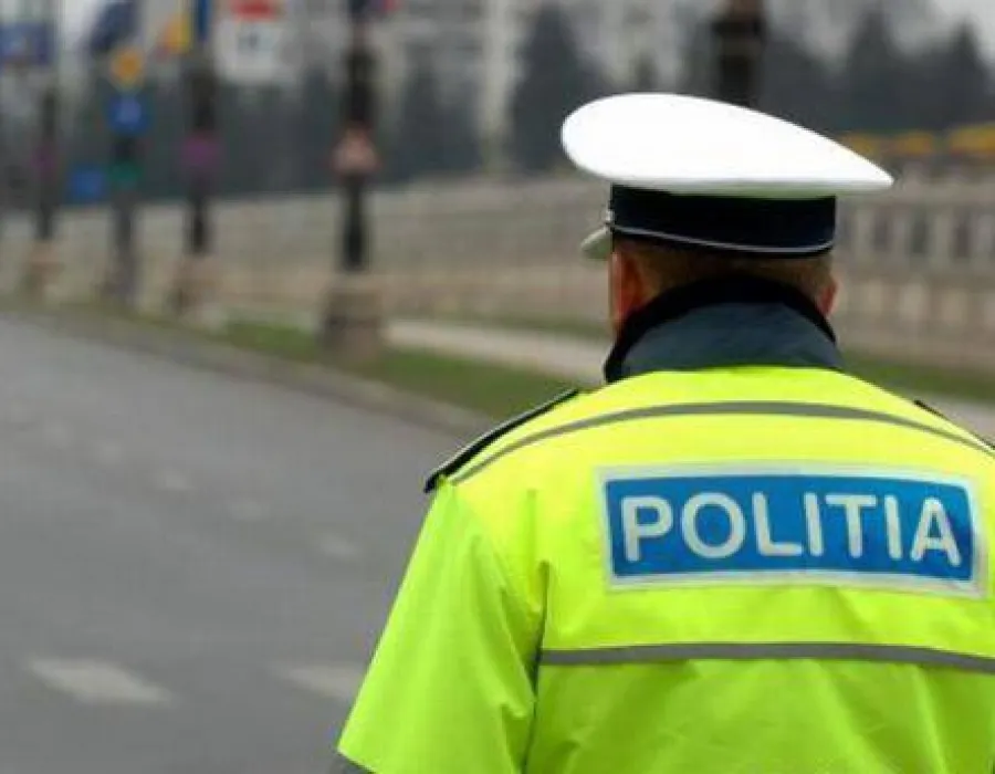 Foto Poliţist luat pe capotă de un şofer pe care a vrut să-l oprească. Explicaţia şoferului este halucinantă