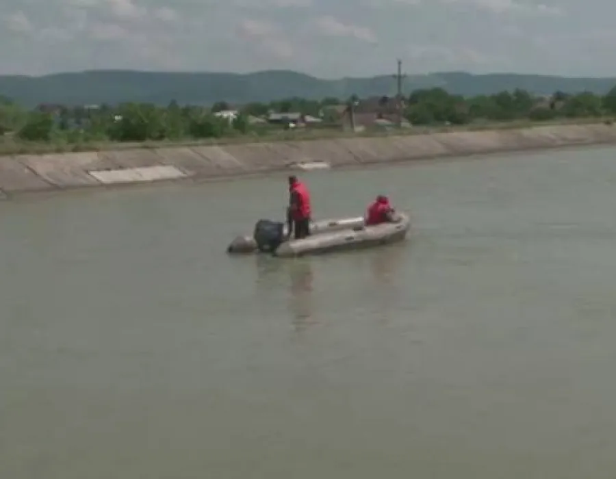 Foto Cautari de amploare pe raul Jiu, dupa ce un pescar a disparut. Rudele suspecteaza ca s-ar fi inecat si ar fi fost luat de ape