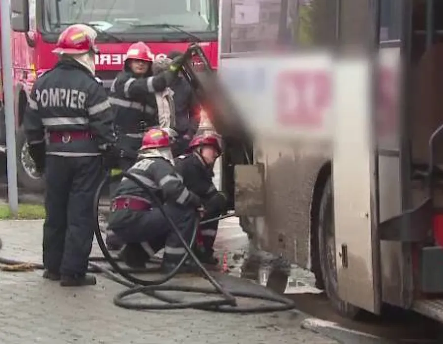 Foto Un autobuz cu pasageri a luat foc in mers, in Targu Jiu, dar focul a fost stins de pompieri. Care ar fi cauza incendiului