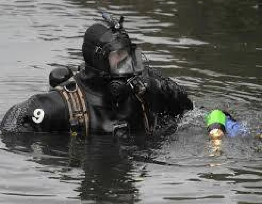 Foto ACCIDENT GRAV la CÂINENI! A căzut cu maşina în râul Olt! Scafandrii au intervenit!