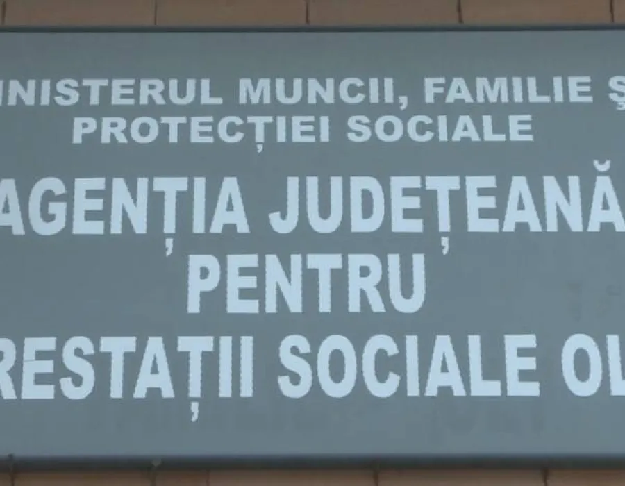 Foto Banii nevoiaşilor în buzunarul casierei