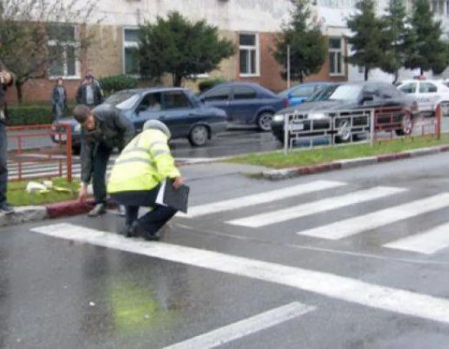 Foto Femeie lovită pe trecerea de pietoni de un şofer fără permis. Conducătorul auto a fugit de la locul accidentului