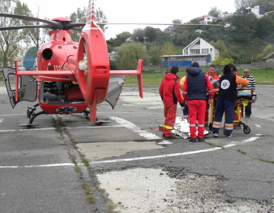 Foto VIDEO / Adolescente rănite grav pe trecerea de pietoni