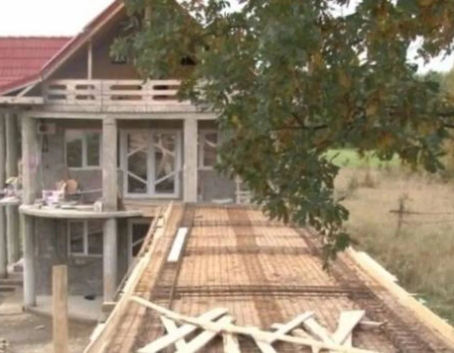 Foto Bolid parcat la etajul palatului, nouă fiţă taxată de autorităţi