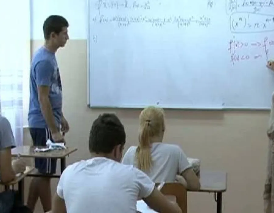 Foto Bani pentru profesorii şi şcolile care pregătesc olimpici. Vezi cât va câştiga un cadru didactic