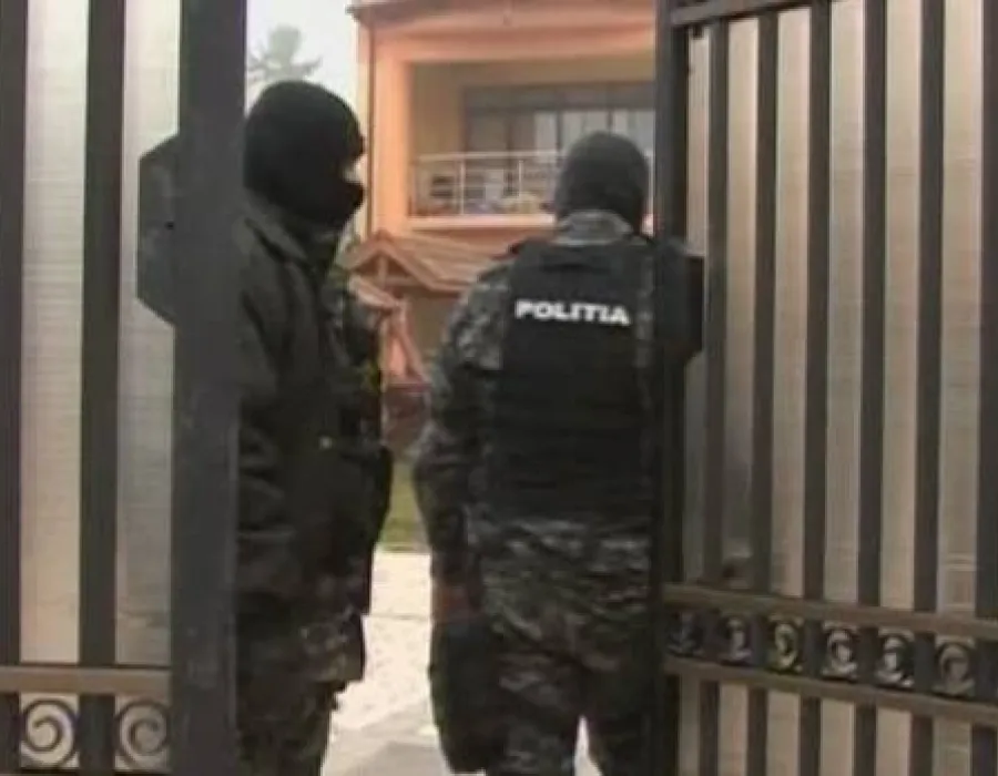 Foto VIDEO / Descinderi cu mascaţii la palatele ţiganilor din Strehaia. Percheziţii în 12 judeţe şi Capitală