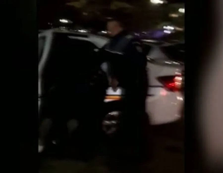 Foto VIDEO / PROTEST în Caracal: Un bărbat a fost bătut de poliţişti şi luat cu forţa din mulţime