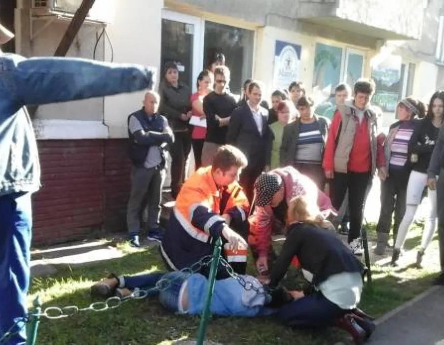 Foto VIDEO / Incident şocant la Motru. Un elev s-a aruncat pe geam pentru că a luat notă mică la biologie