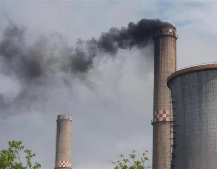 Foto Un cartier din Craiova a fost acoperit de cenusa CET-ului din apropiere. "Nu putem sa stam in casa cu geamul deschis"