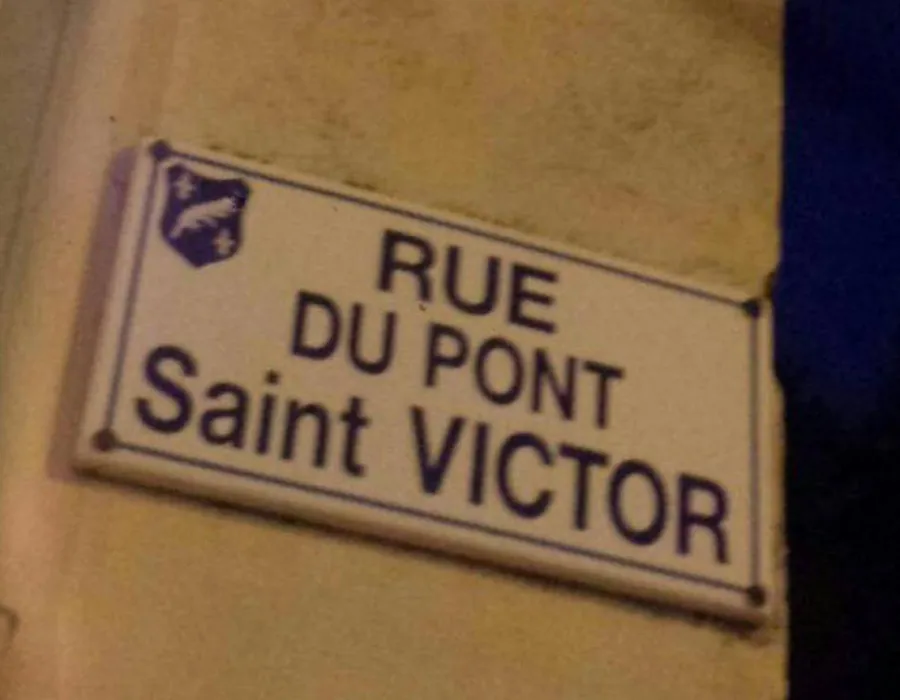 Foto Penalul se visează SFÂNT? Sau a început să-și INVENTEZE NEBUNIA, așa cum se zvonește?