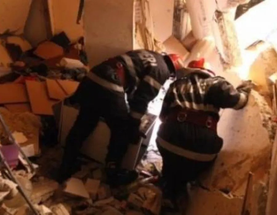 Foto EXPLOZIE intr-un bloc de garsoniere. Doua persoane, ranite
