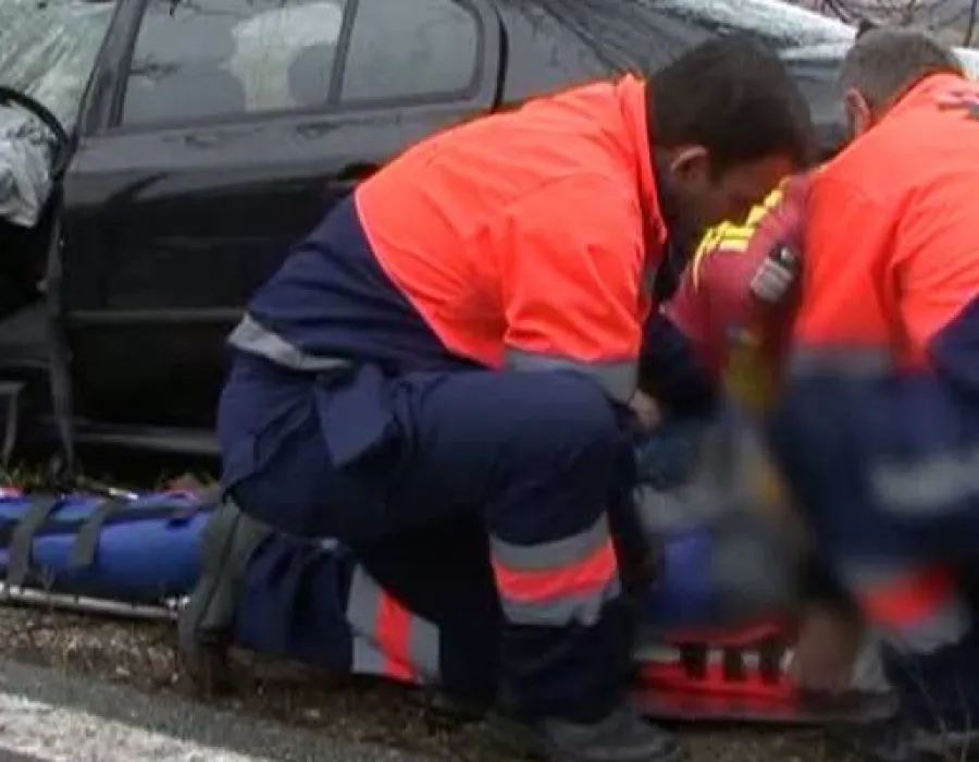 Foto Accident de circulaţie între Târgu Jiu şi Râmnicu Vâlcea. Cinci oameni răniţi, doi în stare gravă