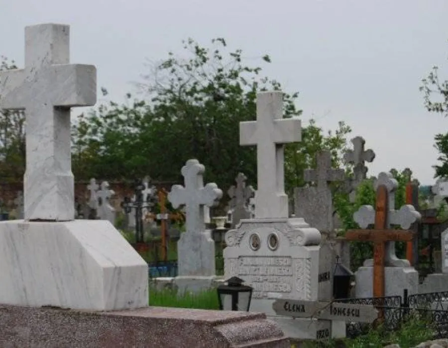 Foto Ritual sinistru: Ţăranii din Dolj dezgroapă morţii şi le ard inimile. Motivul este incredibil