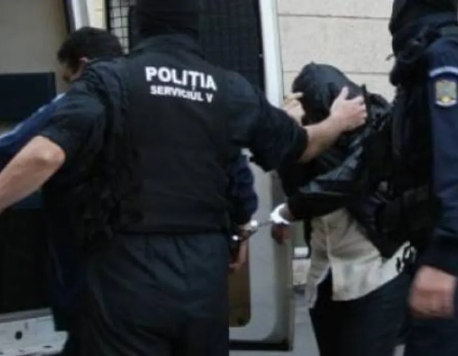 Foto Percheziţii la suspecţii de trafic de droguri. 16 persoane, aduse la audieri