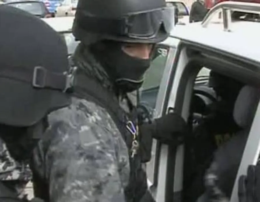 Foto Traficanţi de canabis, prinşi de DIICOT. Vezi ce au descoperit procurorii în timpul percheziţiilor