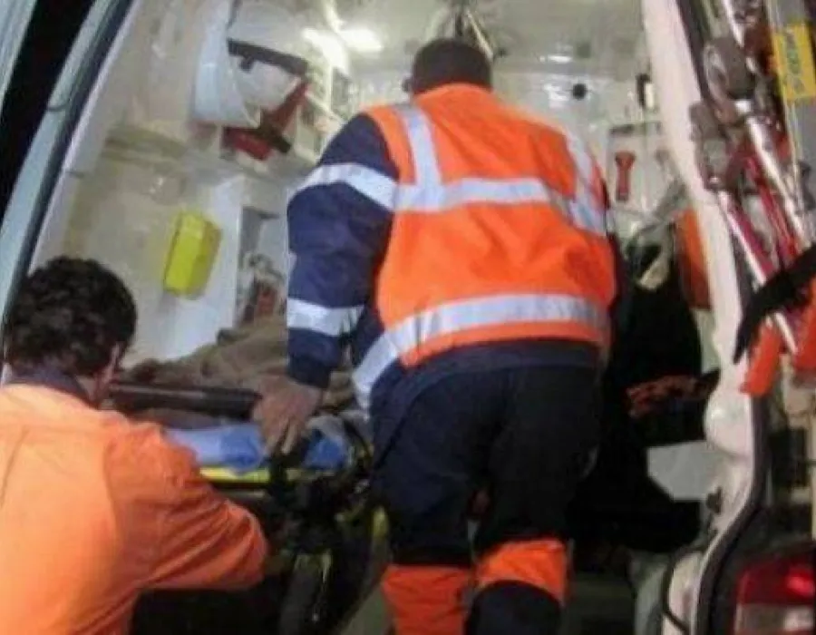 Foto Eleva de 14 ani care s-a spânzurat de o ţeavă de gaze a murit la spital. Adolescenta locuia la un centru de plasament